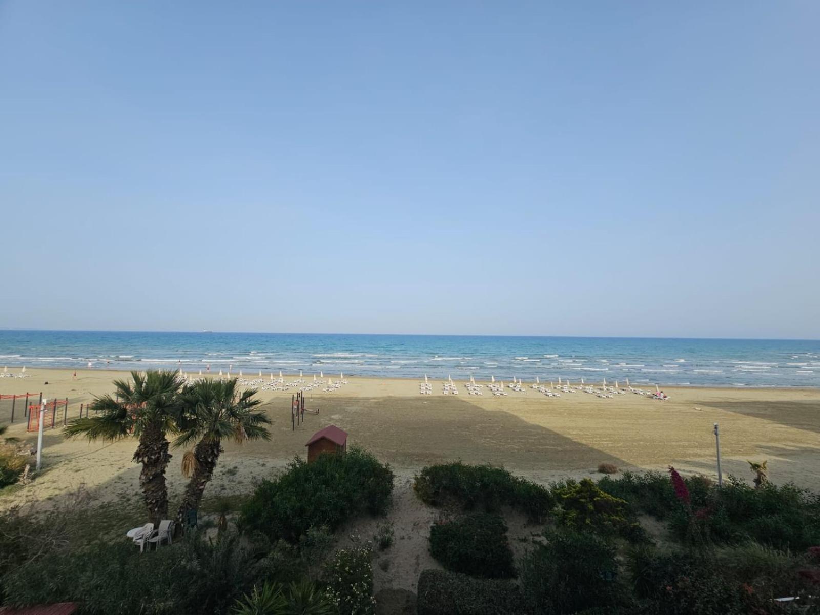 Makenzy Sandy Beachfront Paradise Larnaca Eksteriør billede