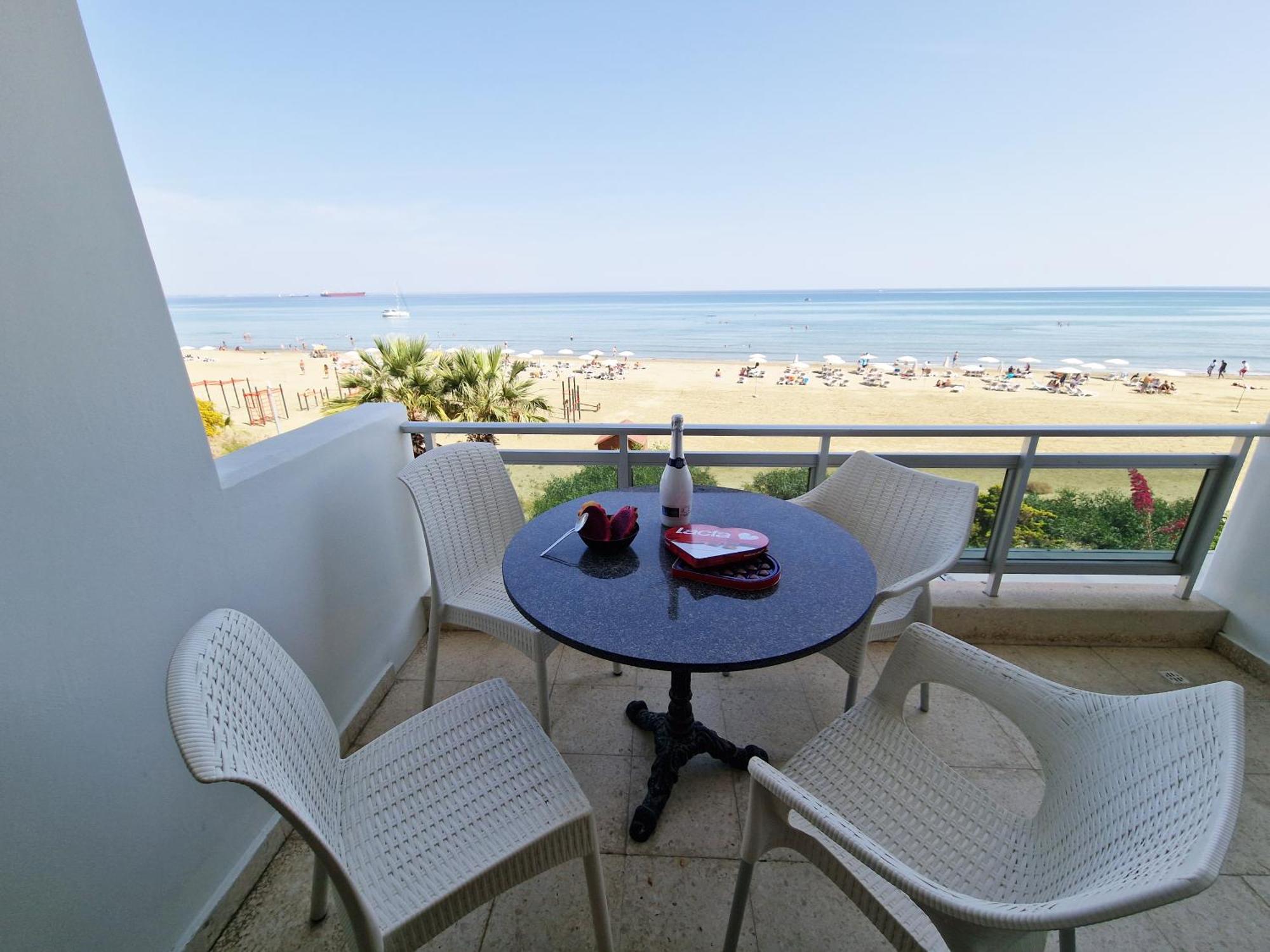 Makenzy Sandy Beachfront Paradise Larnaca Eksteriør billede